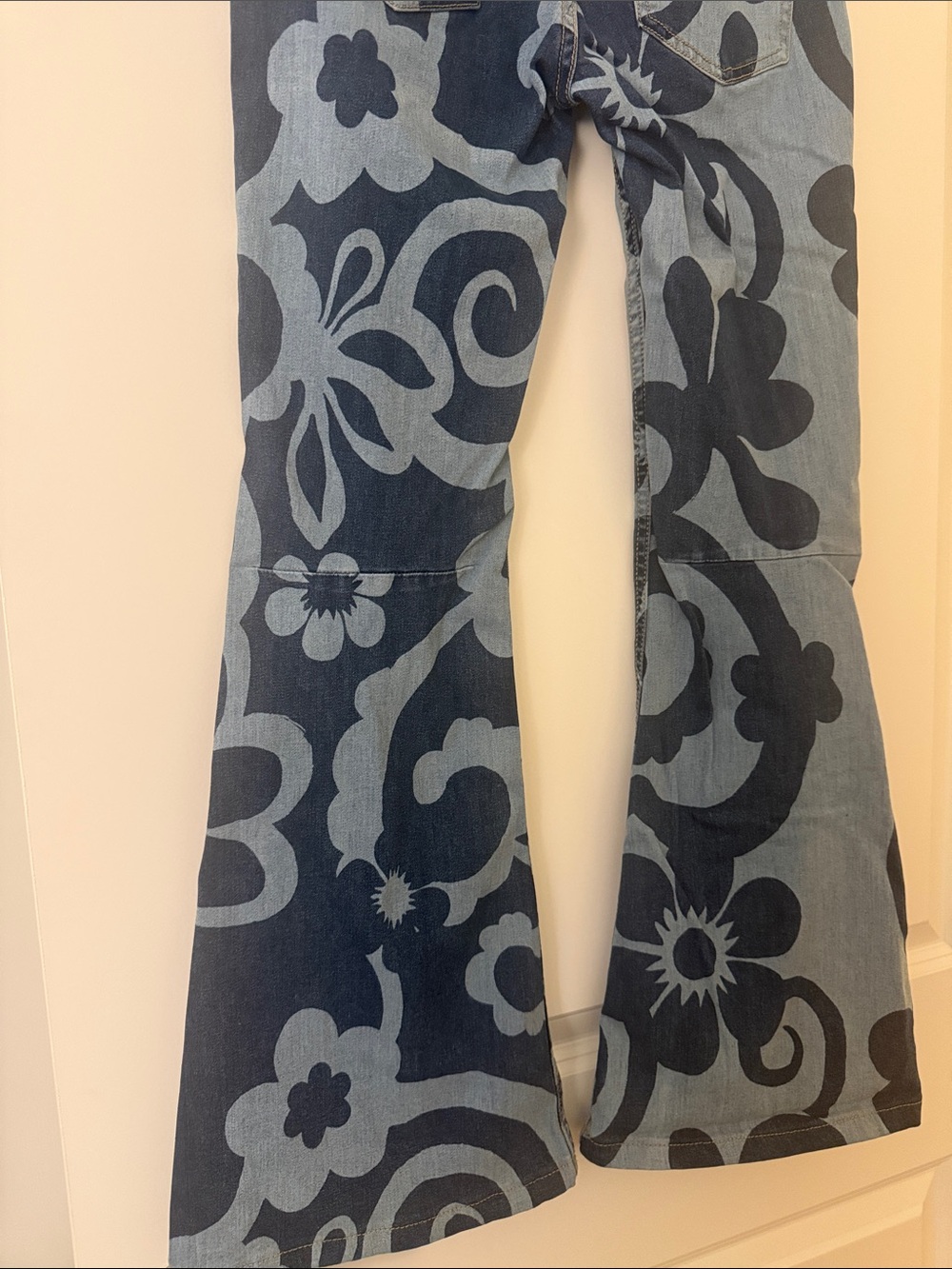 We The Free Blue Floral Patterned Flare Jeans penny pull on Free People size 28 - Picture 4 of 4